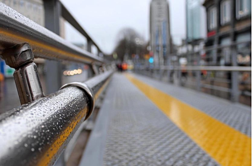 پل فلزی عابر پیاده